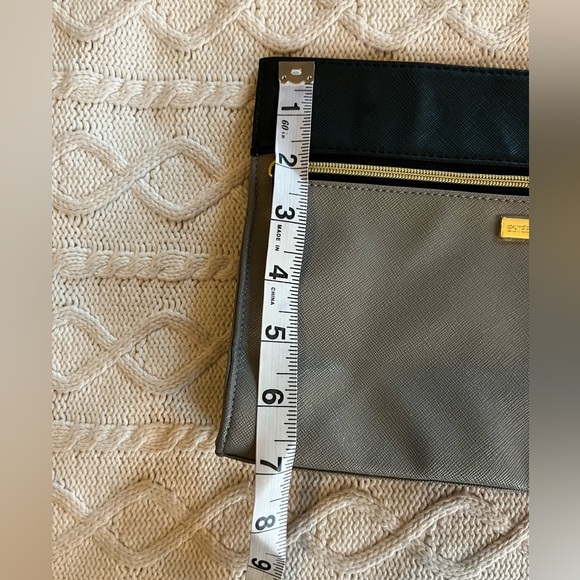 Estée Lauder Cosmetic Makeup Bag, Like New! Gray & black, Gold Zipper - Picture 8 of 12